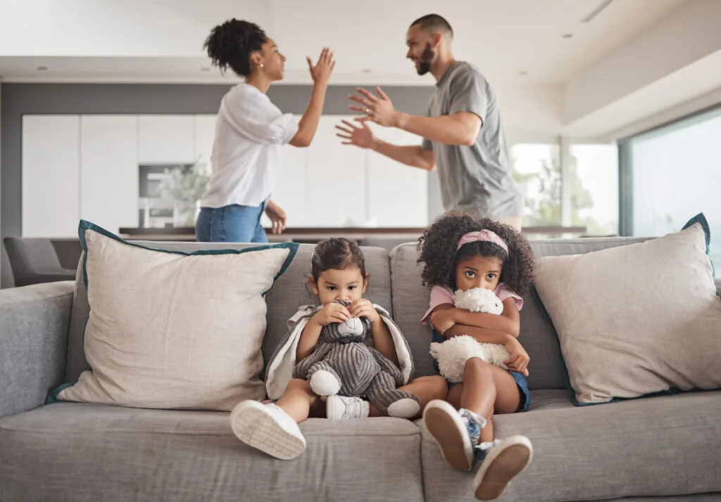 padres enfadados discuten delante de los hijos necesitan una Abogada de Familia